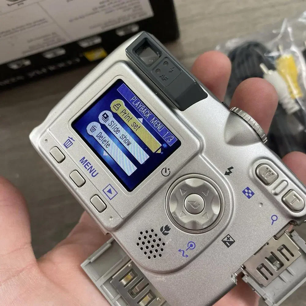 Nikon Coolpix E5200 5.1 MP Digital Camera 2X Batteries, charger, box - FOR PARTS